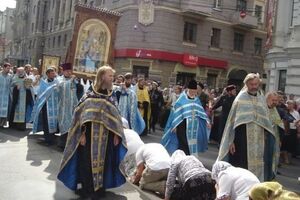 Участники крестного хода в Харькове
