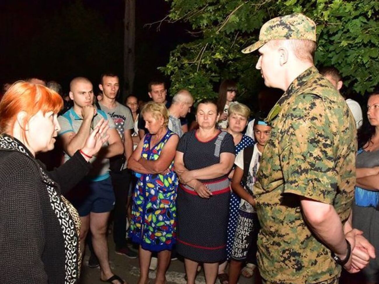 Аброськин (справа) во время акции протеста в Торецке