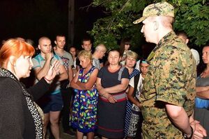 Аброськин (справа) во время акции протеста в Торецке