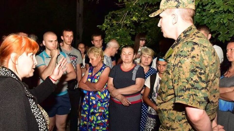 Аброськин (справа) во время акции протеста в Торецке