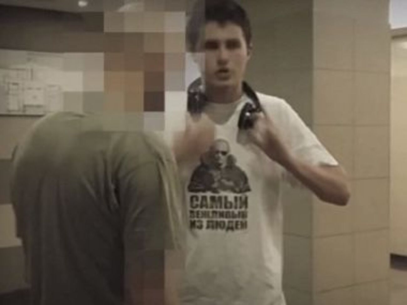 Парень объясняет белорусским активистам, что это его последняя чистая майка