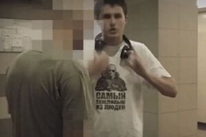 Парень объясняет белорусским активистам, что это его последняя чистая майка