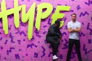 Харрис (на фото справа) записал трек с рэпером Раскалом (на фото слева)