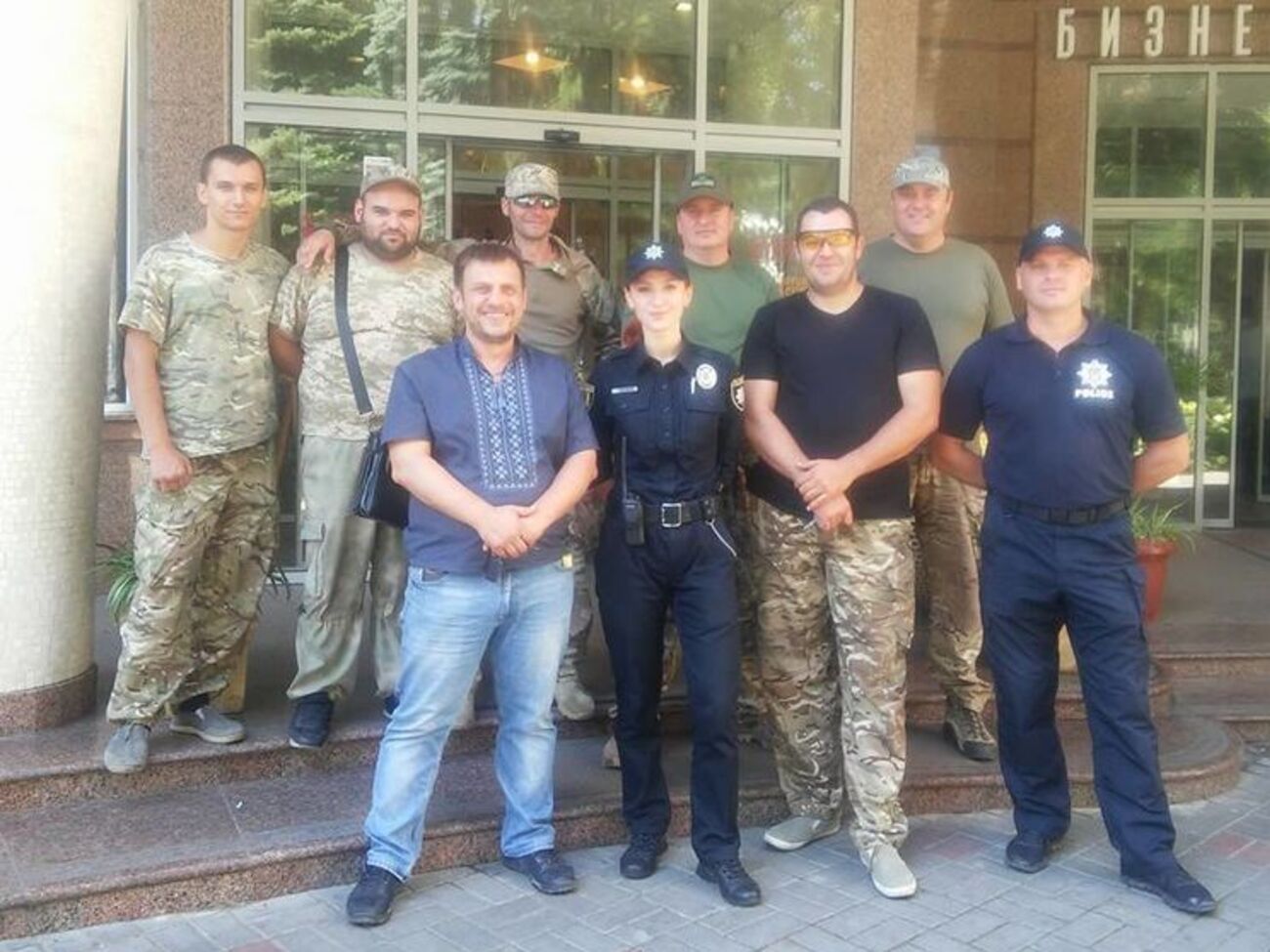 Судя по опубликованным Автомайданом фото, на месте присутствуют и представители полиции