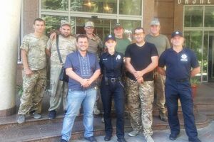 Судя по опубликованным Автомайданом фото, на месте присутствуют и представители полиции