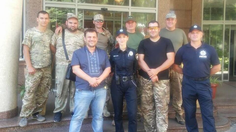 Судя по опубликованным Автомайданом фото, на месте присутствуют и представители полиции
