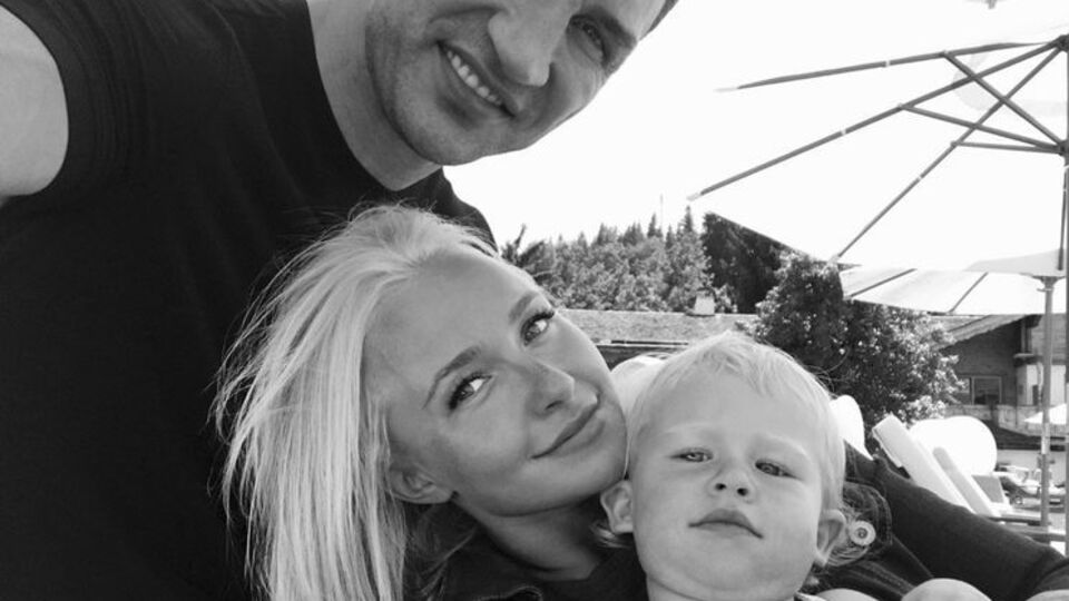 Панеттьери (на фото - в центре) решилась на экстремальный эксперимент