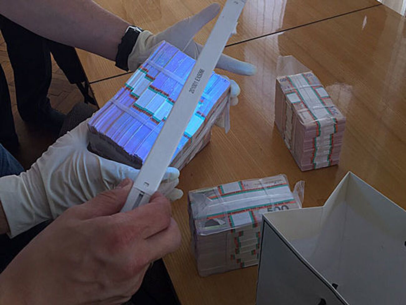 Подозреваемого во взяточничестве задержали в его служебном кабинете