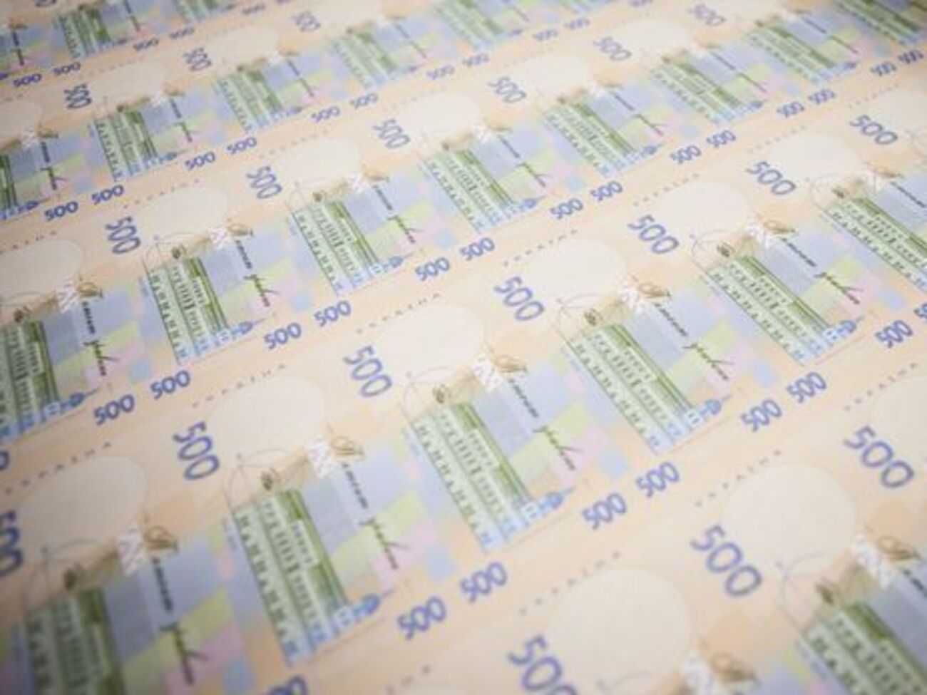 По данным следствия, подозреваемые вымогали взятку в 300 тыс. грн