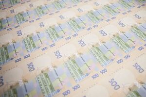 По данным следствия, подозреваемые вымогали взятку в 300 тыс. грн