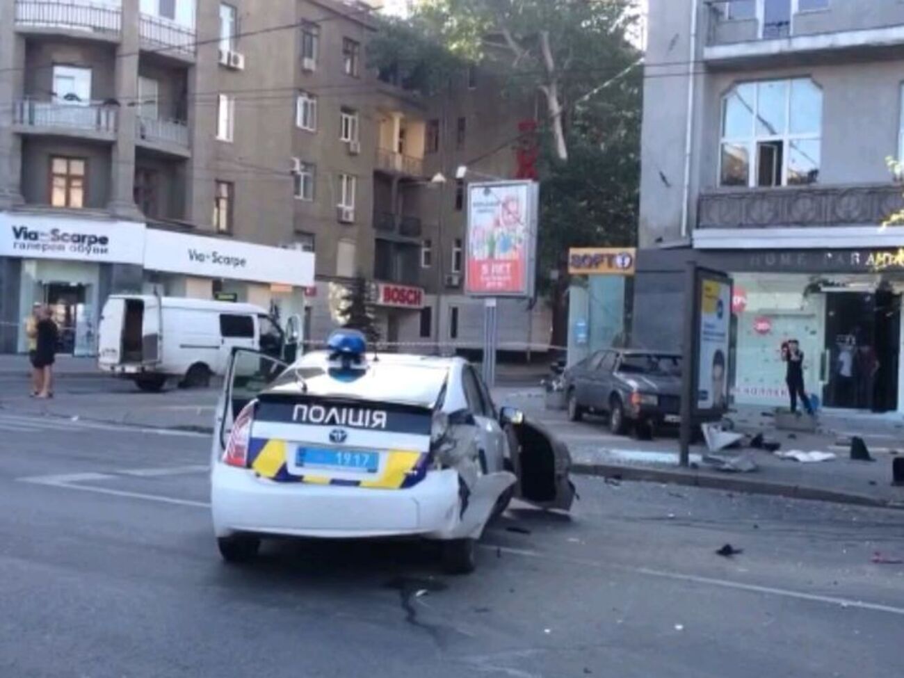 Автомобиль полиции после столкновения