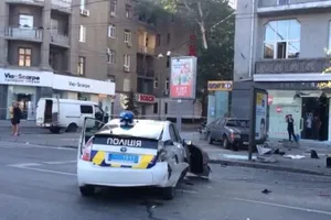 Автомобиль полиции после столкновения