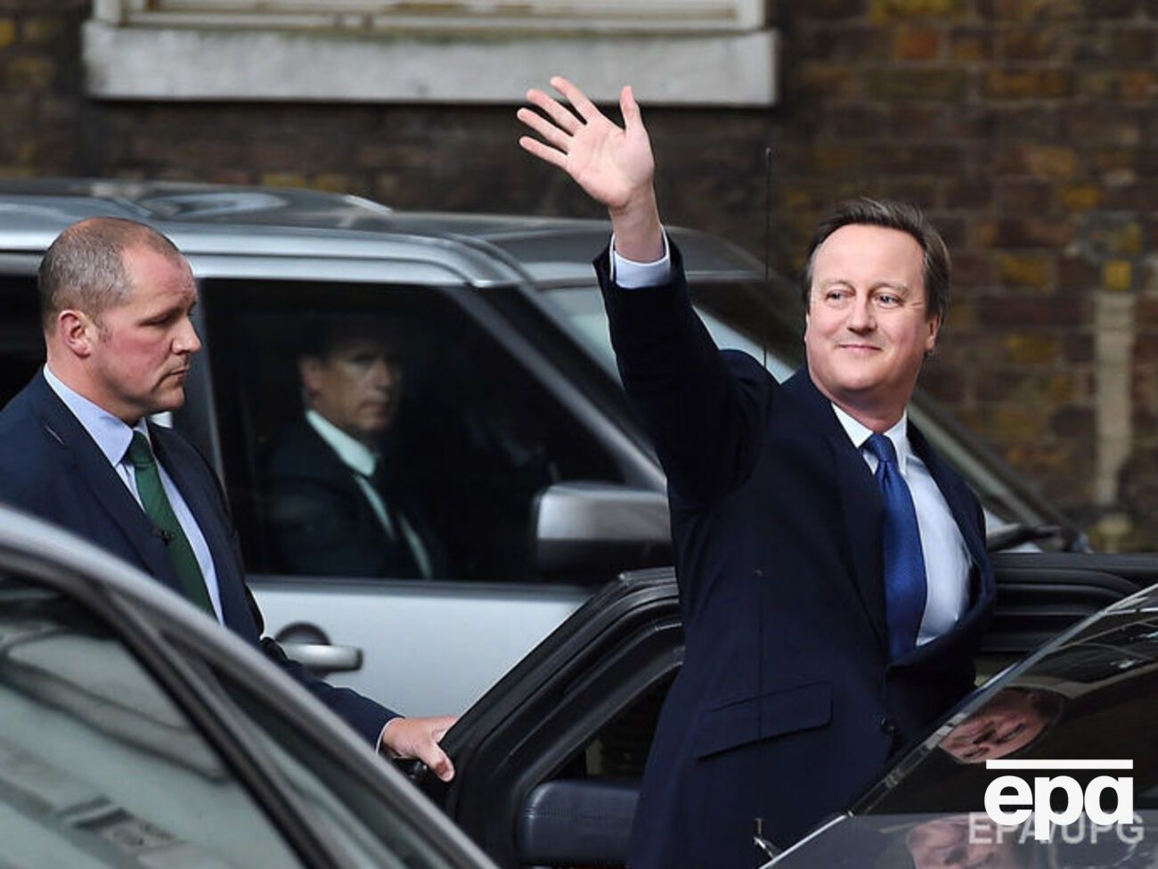 Кэмерон официально ушел в отставку
