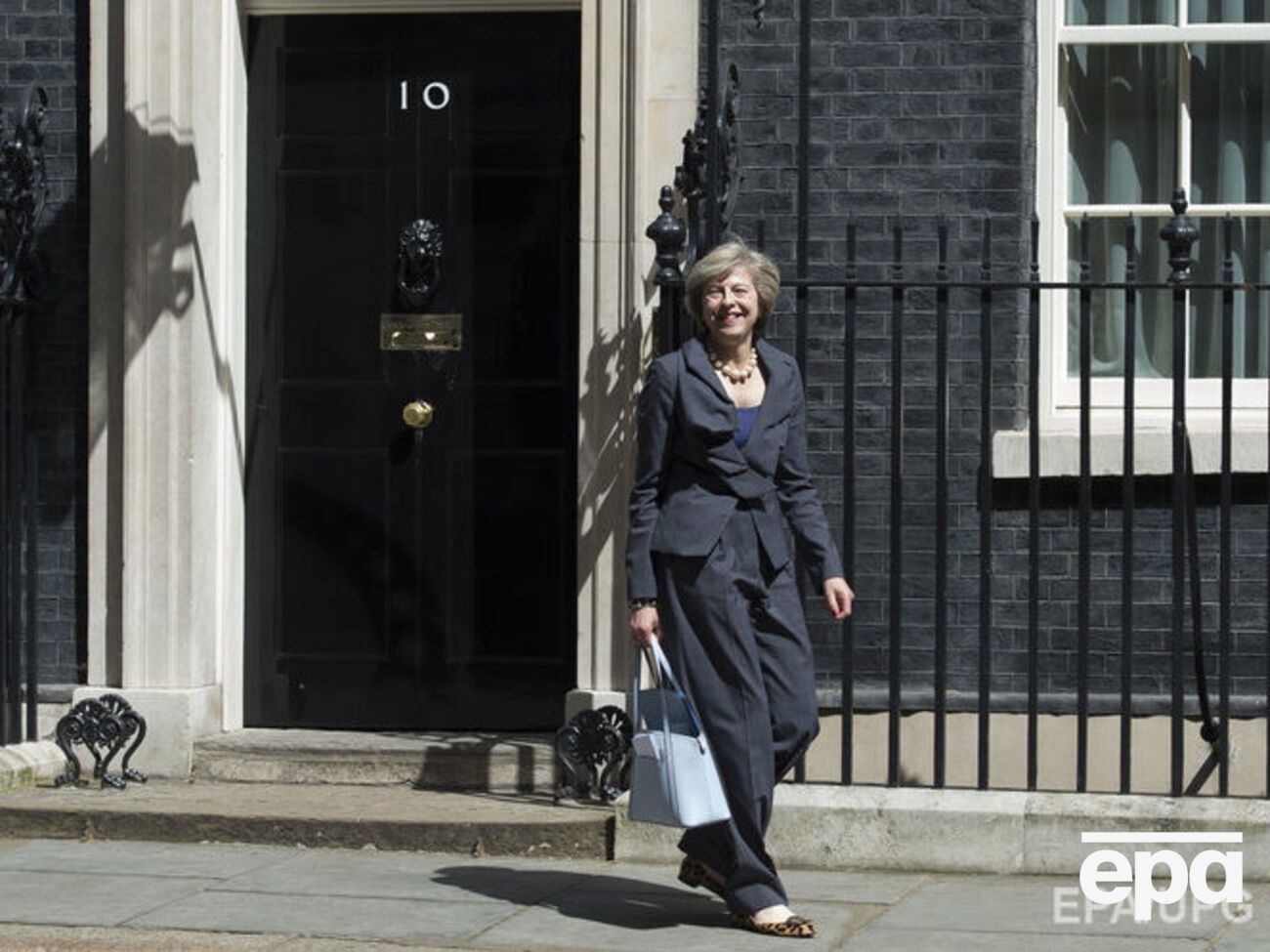 Мэй перед резиденцией премьера на Даунинг-стрит, 10