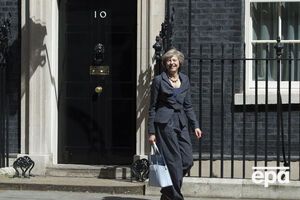 Мэй перед резиденцией премьера на Даунинг-стрит, 10