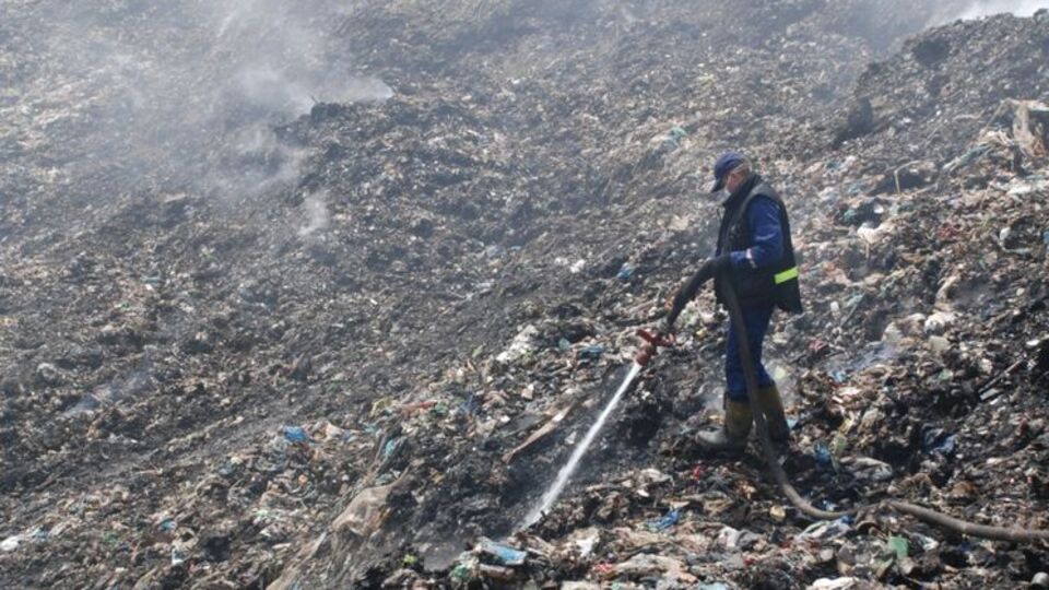 Под Киевом тушат пожар на мусорной свалке