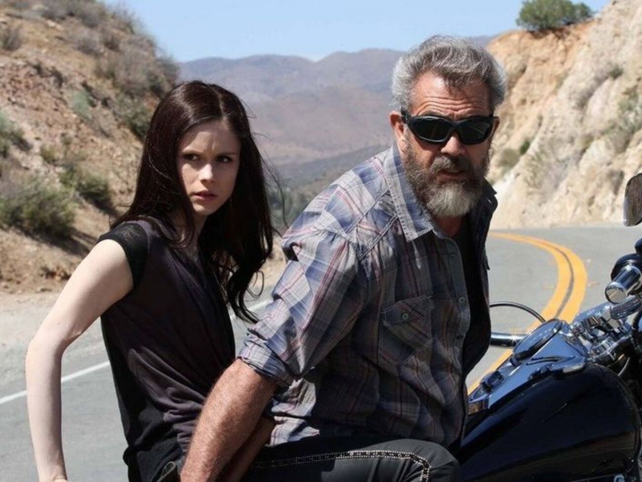 Гибсон (справа на фото) исполнил роль бывшего заключенного