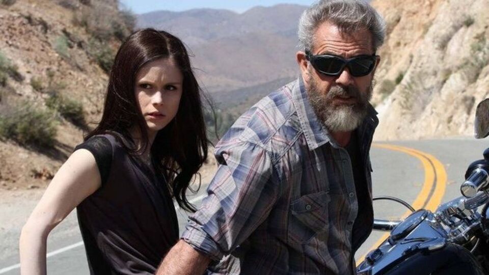 Гибсон (справа на фото) исполнил роль бывшего заключенного