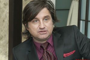 Отар Кушанашвили: В смысле значительности персон, весомее, конечно, Горбачев. Он был в плевке от Пантеона, и они с Сурковым даже на уровне стилистическом – Сцилла и Харибда, Вакарчук и Стас Пьеха, масло и динамит