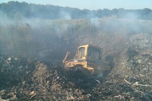 Спасатели продолжают тушить пожар на трипольской мусорной свалке под Киевом