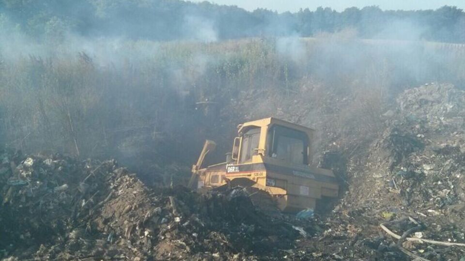 Спасатели продолжают тушить пожар на трипольской мусорной свалке под Киевом