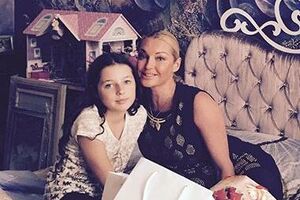 Дочь Волочковой (слева на фото) через неделю "сбежала" из лагеря "Артек"