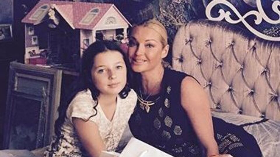 Дочь Волочковой (слева на фото) через неделю "сбежала" из лагеря "Артек"