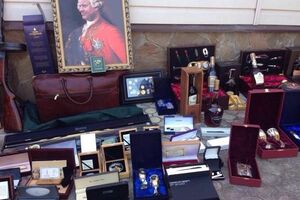 При обыске у чиновника, кроме денег, обнаружили портрет, дорогие ручки и алкоголь