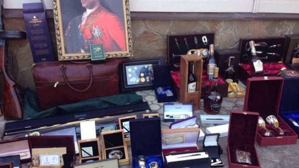 При обыске у чиновника, кроме денег, обнаружили портрет, дорогие ручки и алкоголь