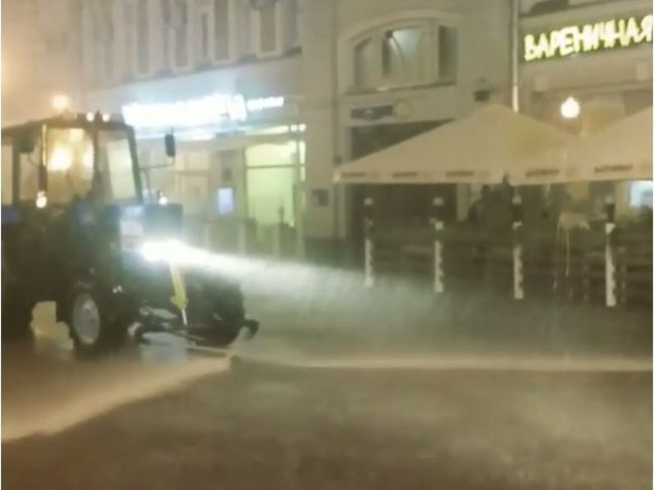 Поливальная машина моет улицу&nbsp;Арбат в Москве во время сильного ливня