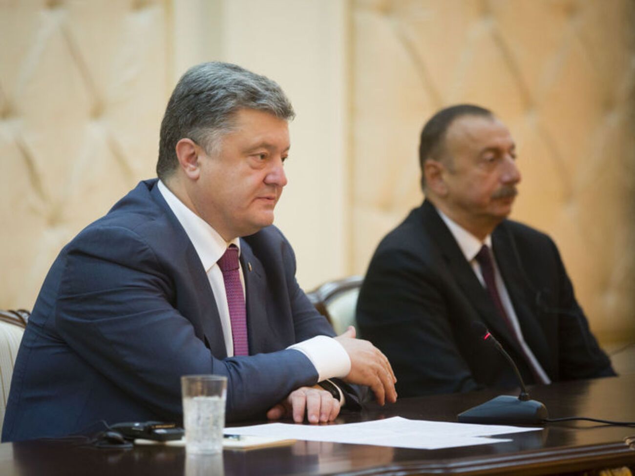 Порошенко обещал "всячески способствовать"доступу азербайджанских инвесторов на украинский топливный рынок