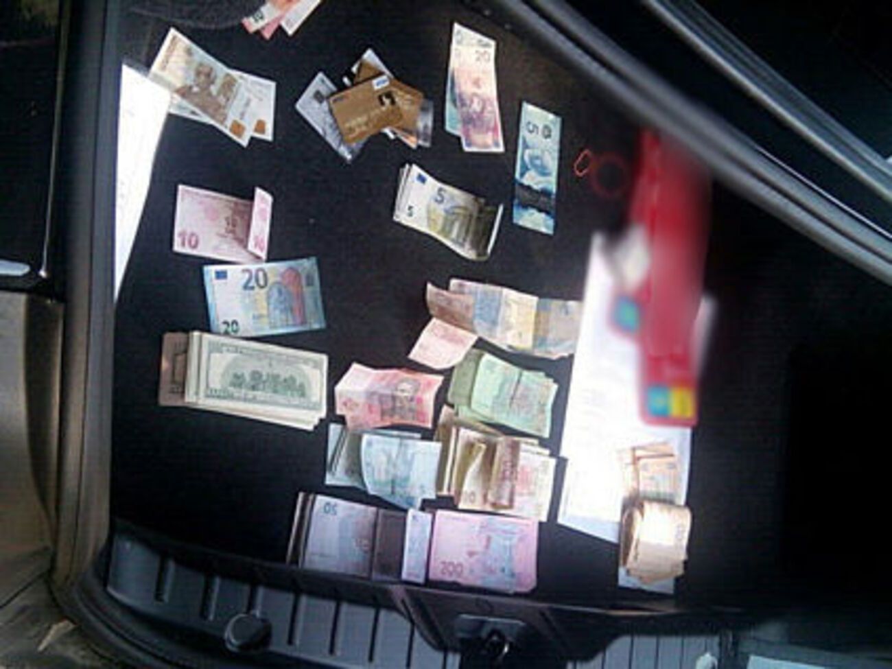 Во время обысков в доме и автомобиле женщины нашли 100 тыс. грн