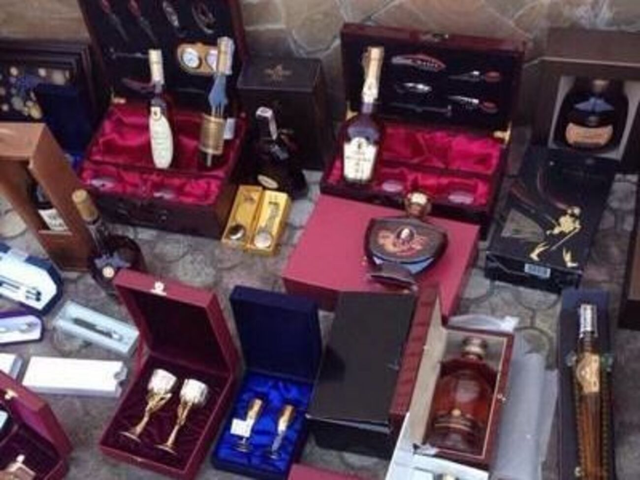 "Правоохранители акцентировали свое внимание исключительно на спиртных напитках, картинах, декоративных изделиях, похожих на ценные", &ndash; заявляют в горсовете