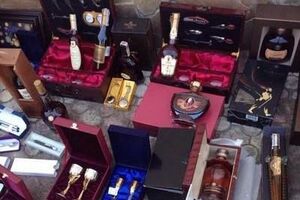 "Правоохранители акцентировали свое внимание исключительно на спиртных напитках, картинах, декоративных изделиях, похожих на ценные", – заявляют в горсовете