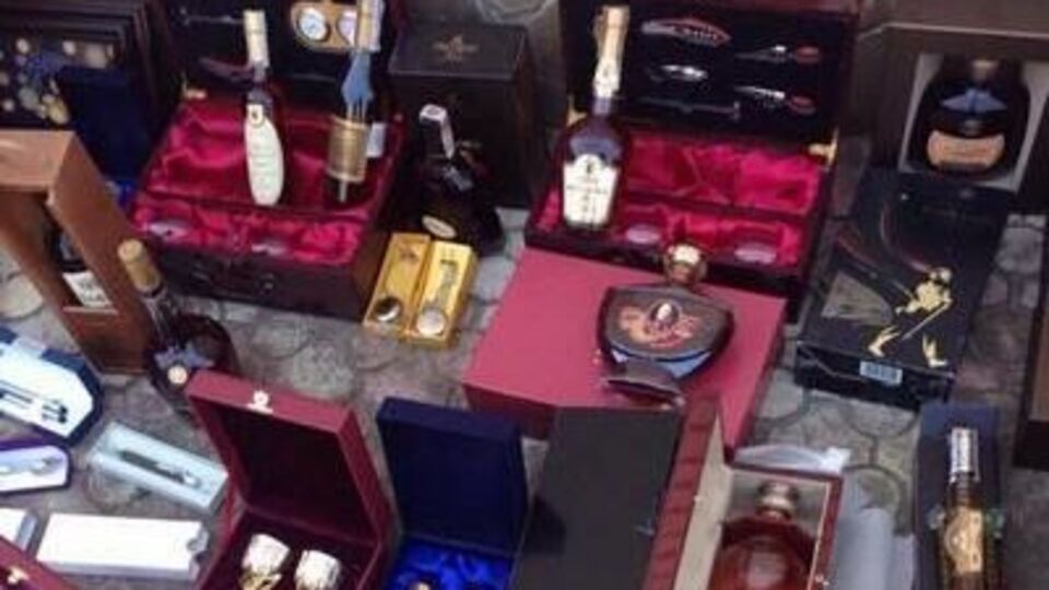 "Правоохранители акцентировали свое внимание исключительно на спиртных напитках, картинах, декоративных изделиях, похожих на ценные", – заявляют в горсовете