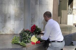 Украинцы несут цветы к посольству Франции