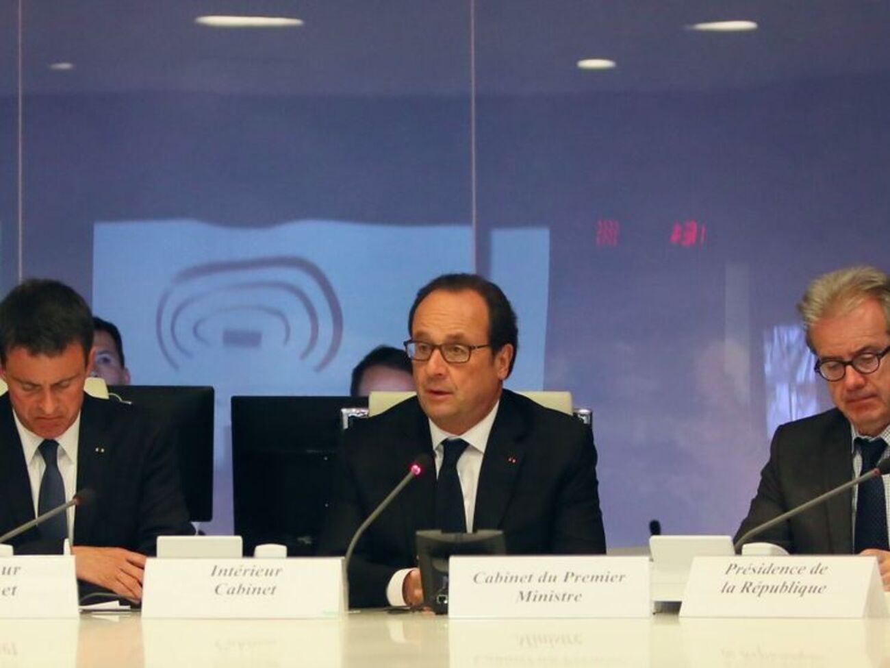 Олланд продлил режим чрезвычайного положения