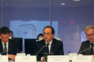 Олланд продлил режим чрезвычайного положения