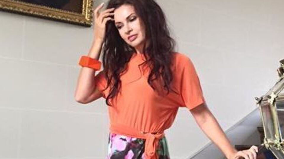 Бледанс: То, покричит... Успокоится... Прыгнет, простынкой прикроется. Кто это? Ты, деревенщина?! Это обычная женщина!