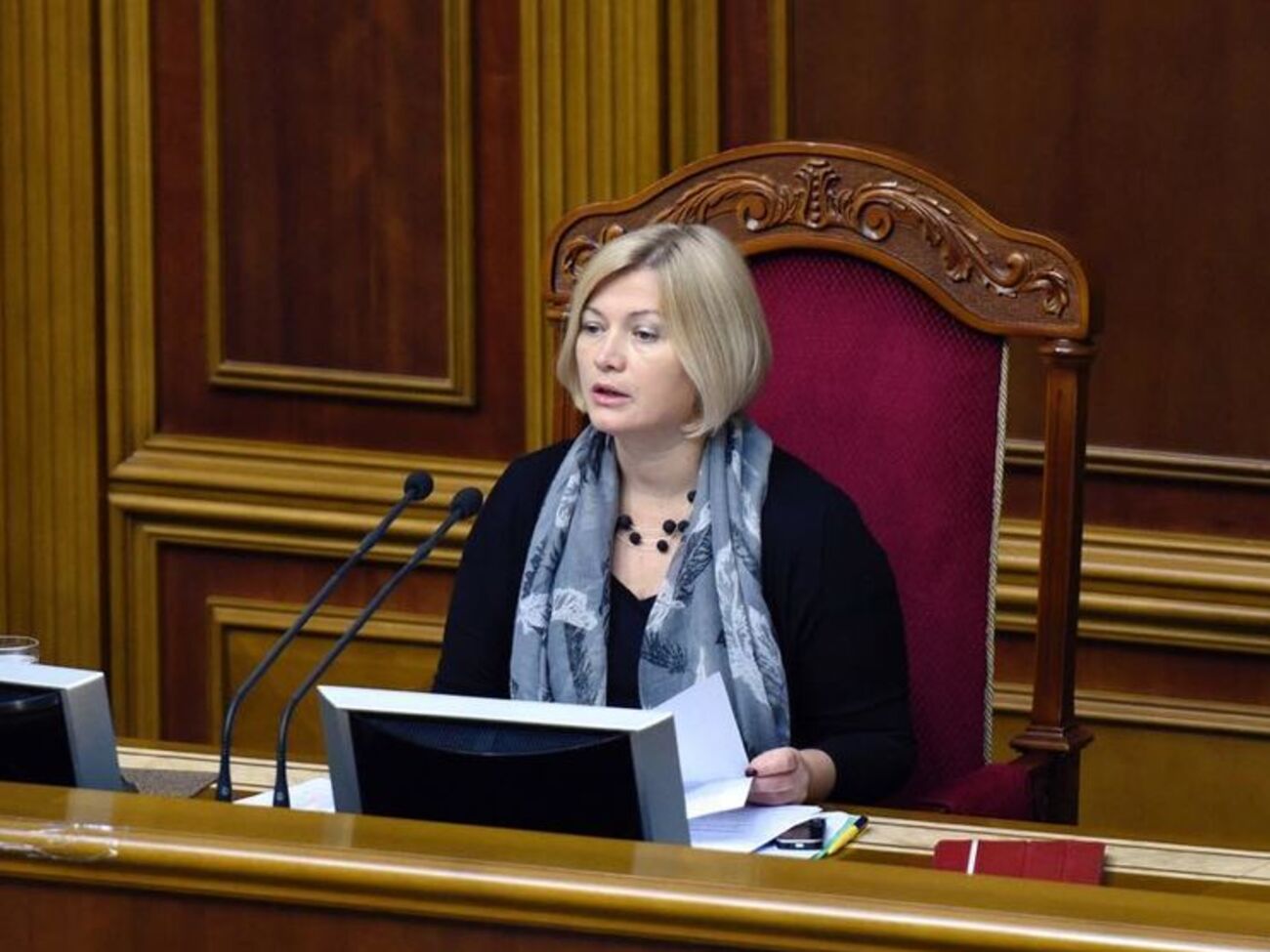 Ирина Геращенко: Депутат со жвачкой, упиваясь своей безнаказанностью, жевал и управлял беспилотником. Эх, его бы выдержку и смелость сейчас на фронт