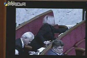 Парасюк показал в Раде видео с неперсональным голосованием депутатов БПП и Оппозиционного блока
