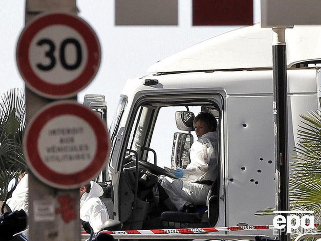 Личность водителя грузовика идентифицирована, утверждают СМИ