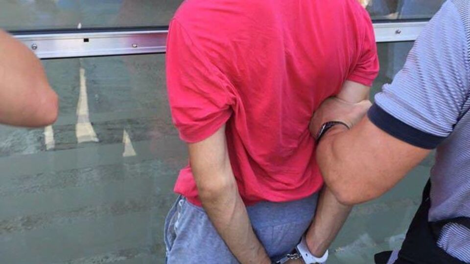 Патрульного полицейского задержали в момент получения взятки