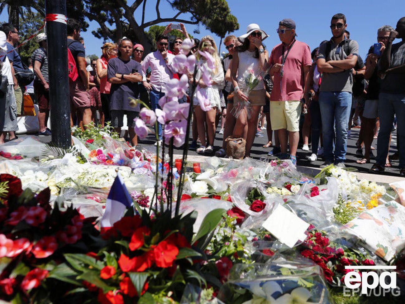 Люди несут цветы к месту трагедии