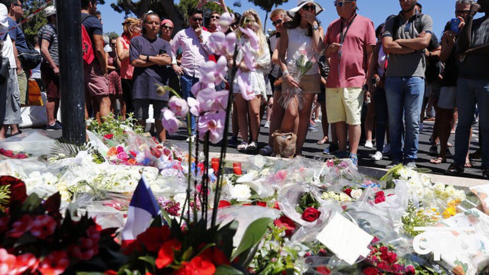 Люди несут цветы к месту трагедии