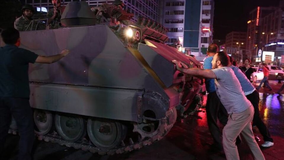 Танки на улицах турецких городов