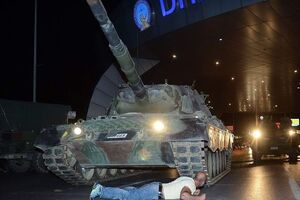 На мосту в Стамбуле военные открыли огонь по демонстрантам