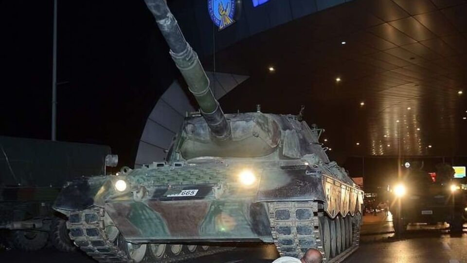 На мосту в Стамбуле военные открыли огонь по демонстрантам