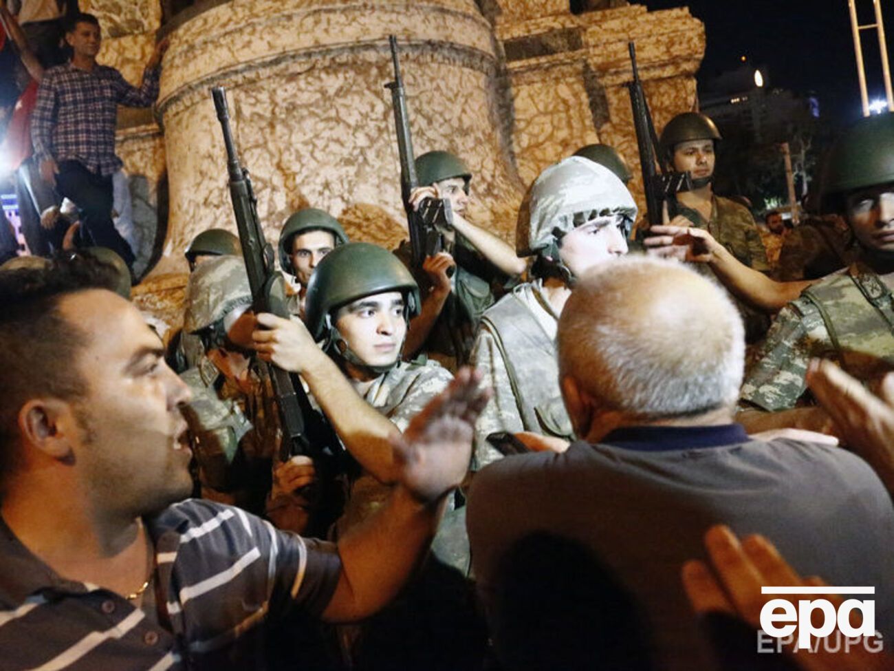 Задержанные за попытку военного переворота в Турции военнослужащие лишены званий