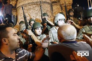 Задержанные за попытку военного переворота в Турции военнослужащие лишены званий
